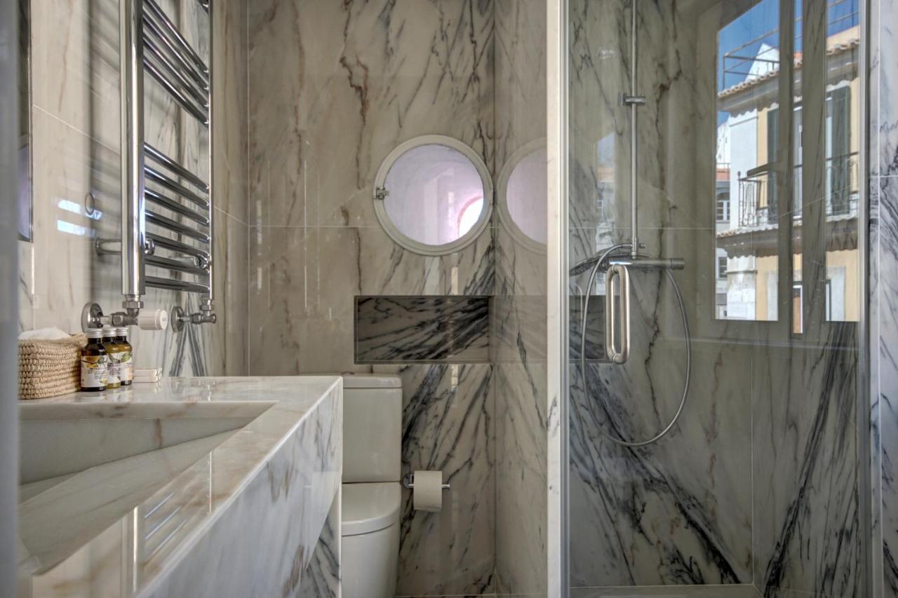 Luxury Twin Suite with Side Castle View,1215884032:JPEG